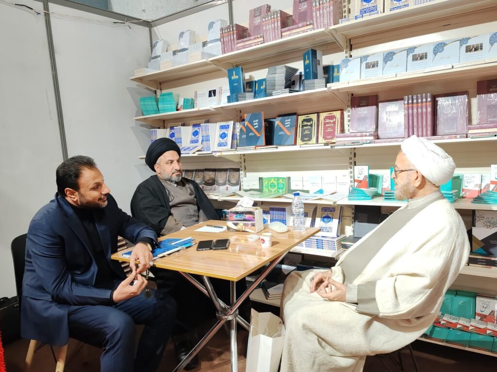 مستشار رئيس الوزراء لشؤون الثقافة الإسلامية يزور جناح مكتب سماحة الشيخ منتظر الخفاجي 1