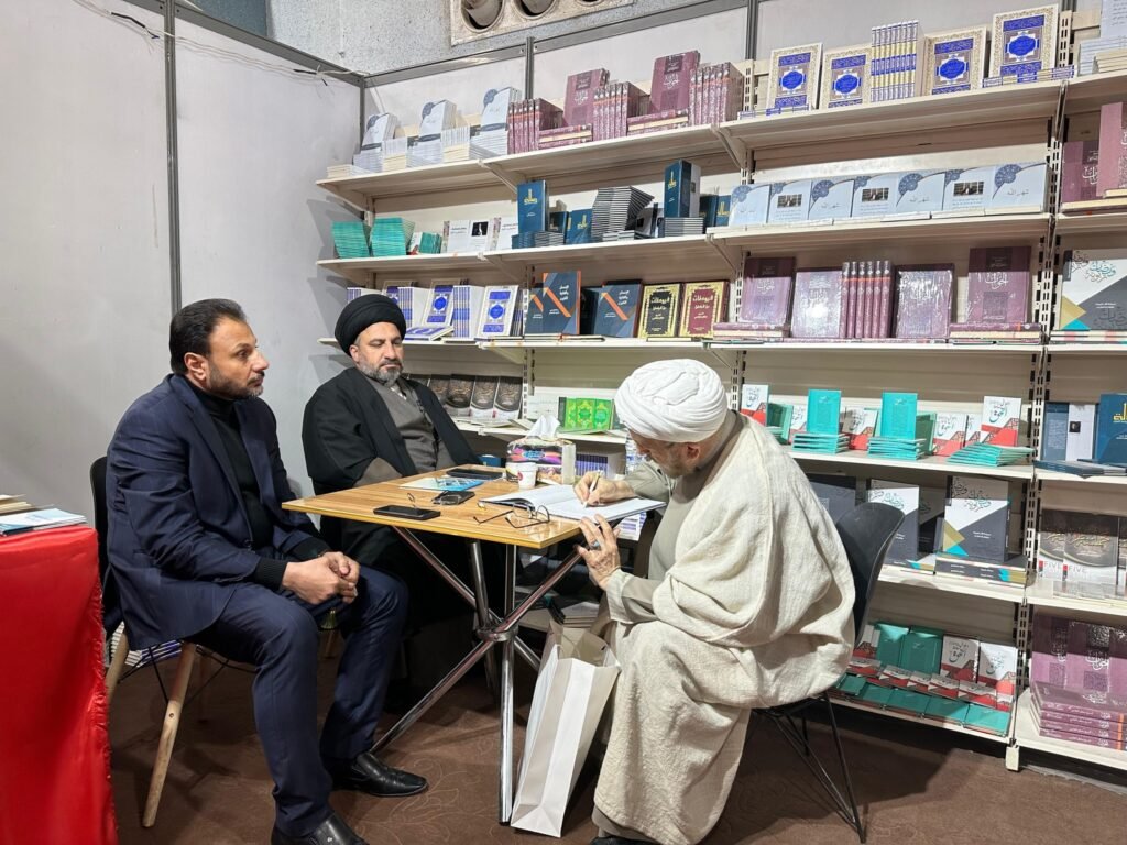 مستشار رئيس الوزراء لشؤون الثقافة الإسلامية يزور جناح مكتب سماحة الشيخ منتظر الخفاجي 3