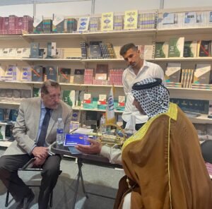 Read more about the article توافد الزوار الى جناح مكتب سماحة الشيخ منتظر الخفاجي في معرض الكتاب