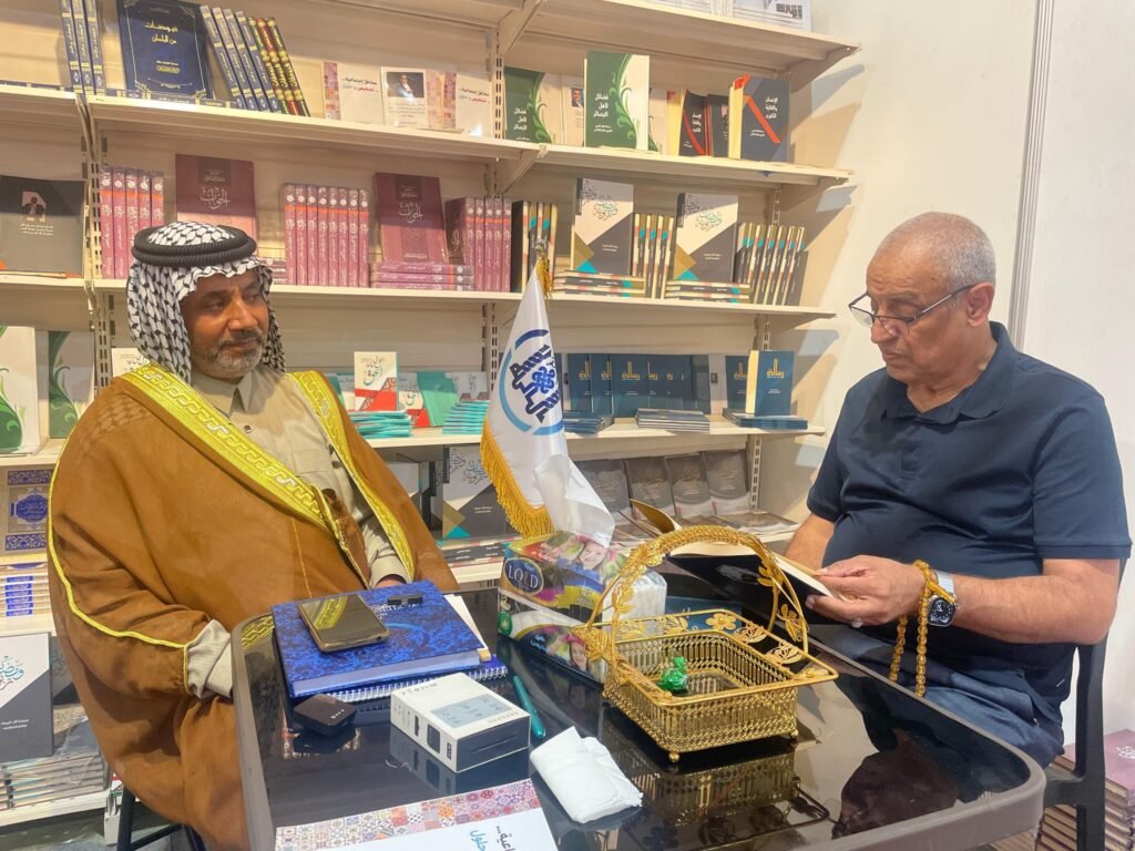توافد الزوار الى جناح مكتب سماحة الشيخ منتظر الخفاجي في معرض الكتاب 11
