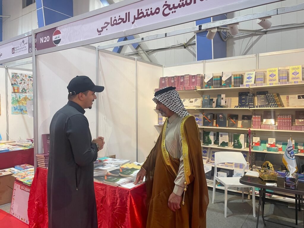 توافد الزوار الى جناح مكتب سماحة الشيخ منتظر الخفاجي في معرض الكتاب 4