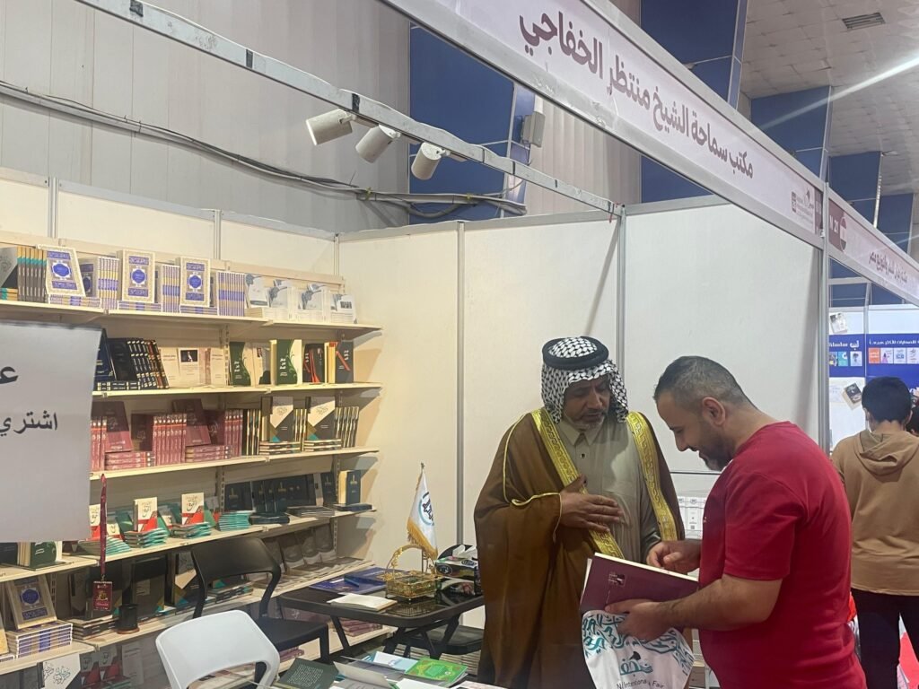 توافد الزوار الى جناح مكتب سماحة الشيخ منتظر الخفاجي في معرض الكتاب 5