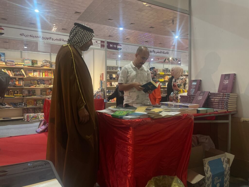 توافد الزوار الى جناح مكتب سماحة الشيخ منتظر الخفاجي في معرض الكتاب 6